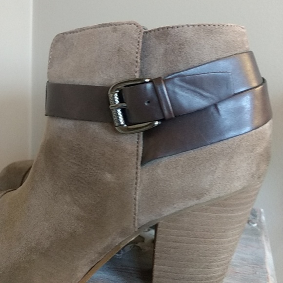 😍Taupe suede booties😍 - Picture 4 of 5